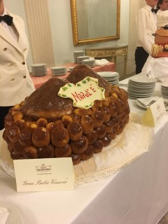 Il Gran Babà Vesuvio preparato per il Cadeau a Pino Daniele al teatro San Carlo di Napoli