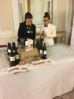 La postazione dei Sommelier della Findazione Italiana Sommelier al Cadeau a Pino Daniele al teatro San Carlo di Napoli