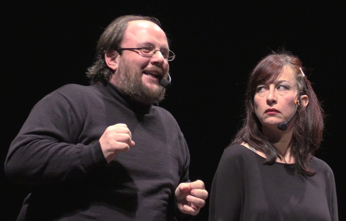 Giuseppe Gandini e Valentina Bruscoli in scena durante lo spettacolo-concerto Guccio!