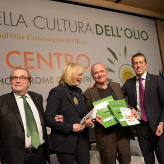 da sinistra: il Presidente Franco M. Ricci, Daniela Scrobogna, Giuseppe Mazzocolin di Fèlsina e Nicola Di Noia