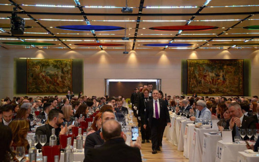 l'ingresso dei Sommelier in sala capitanati dal responsabile del gruppo servizi Ubaldo Pizzingrilli