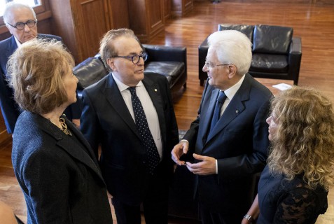 Prima dell'ingresso in sala, il Capo dello Stato ha incontrato i relatori nell'Aula Toti.