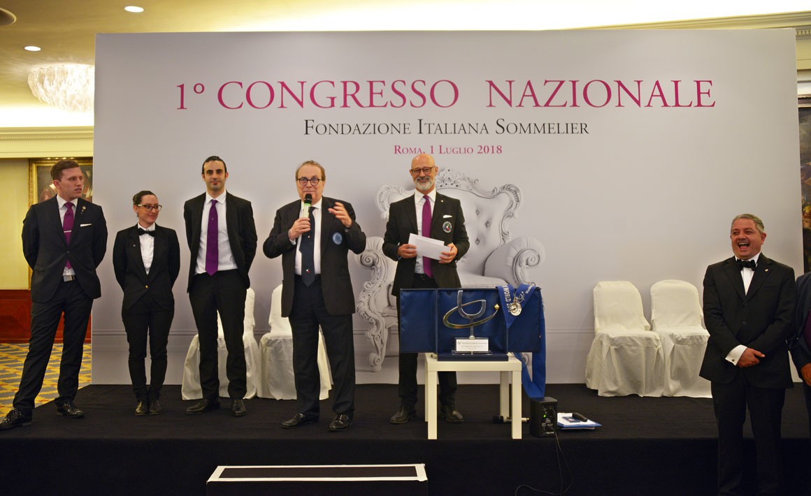 Franco Ricci, Presidente Nazionale di Fondazione Italiana Sommelier e di Worldwide Sommelier Association annuncia il vincitore.