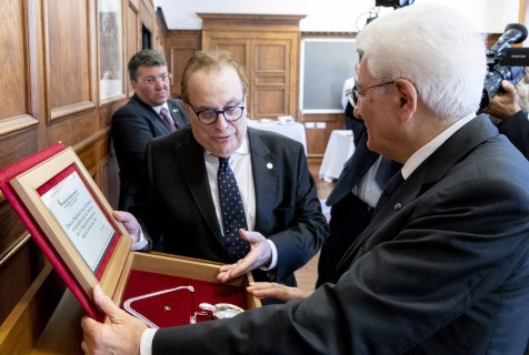 Franco M. Ricci omaggia Il Presidente Mattarella delle insegne della Fondazione Italiana Sommelier