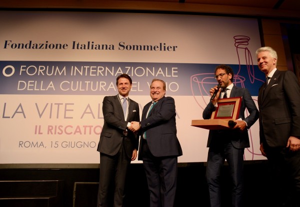 Franco M. Ricci omaggia Il Presidente del Consiglio Conte delle insegne della Fondazione Italiana Sommelier