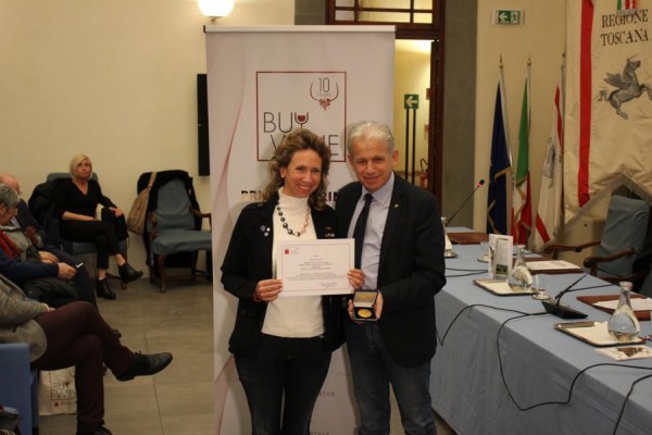 Barbara Tamburini riceve l'attestato di riconoscimento da parte dell’assessore all’Agricoltura Marco Remaschi.