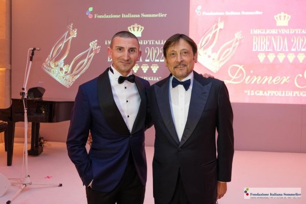 Giuseppe Cupertino con il Senatore Dario Stefàno che nella sua veste di produttore ha ottenuto i 5 Grappoli con il suo vino Tacco Rosa. Giuseppe Cupertino con il Senatore Dario Stefàno che nella sua veste di produttore ha ottenuto i 5 Grappoli con il suo vino Tacco Rosa.