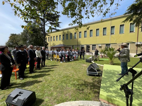 Tutti in piedi per l'Inno d'Italia cantato da Al Bano