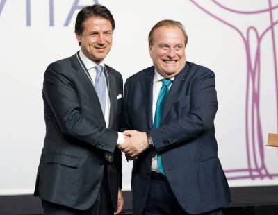 Il Presidente del Consiglio Giuseppe Conte sul palco del 12° Forum Internazionale della Cultura del Vino con il Presidente della Fondazione Sommelier