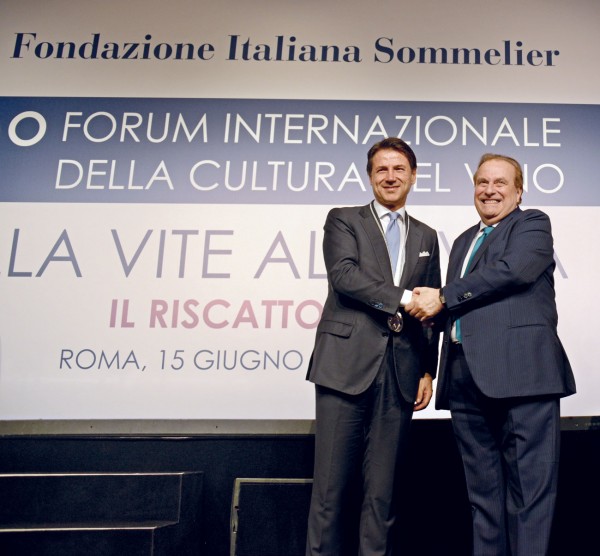 Il Presidente del Consiglio Giuseppe Conte sul palco del 12° Forum Internazionale della Cultura del Vino con il Presidente della Fondazione Italiana Sommelier, Franco Ricci.