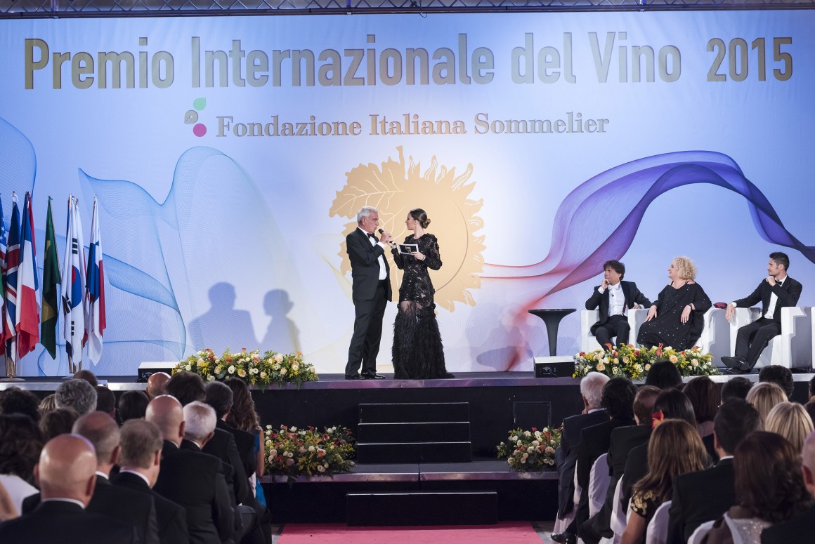 Il Conte Lucio Tasca d'Almerita intervistato da Andrea Delogu sul Palco dell'Oscar del Vino Il Conte Lucio Tasca d'Almerita intervistato da Andrea Delogu sul Palco dell'Oscar del Vino