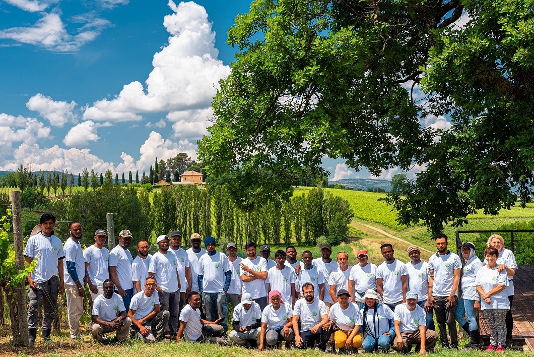 I richiedenti asilo impegnati in cantina nell'azienda Arnaldo Caprai I richiedenti asilo impegnati in cantina nell'azienda Arnaldo Caprai