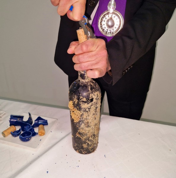 Le bottiglie dei vitigni autoctoni affinate sott’acqua Le bottiglie dei vitigni autoctoni affinate sott’acqua