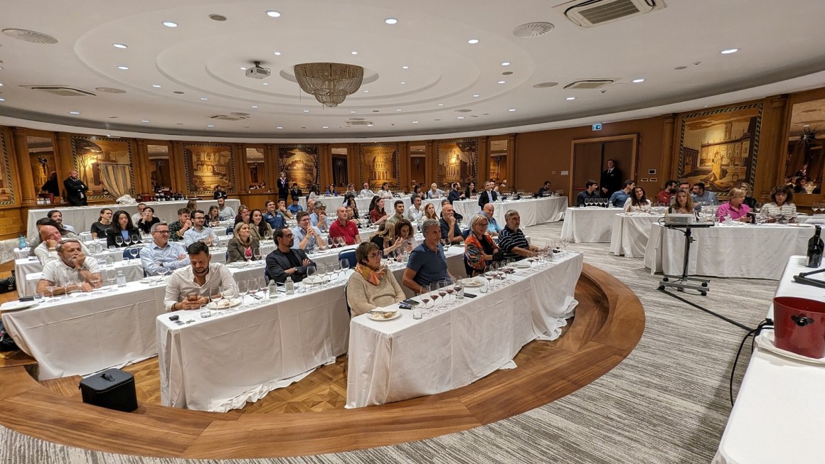 Una panoramica della sala Ellisse durante la degustazione di Tenuta Ugolini