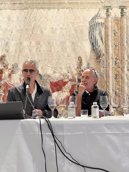 Andrea Bocelli presenta l'azienda insieme al fratello Alberto