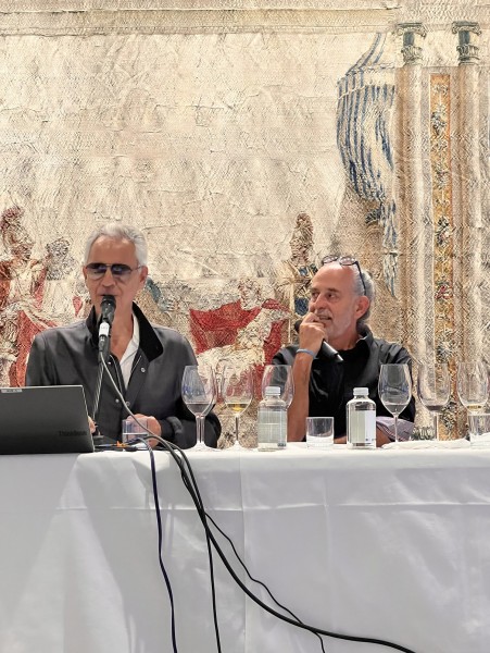 Andrea Bocelli presenta l'azienda insieme al fratello Alberto Andrea Bocelli presenta l'azienda insieme al fratello Alberto