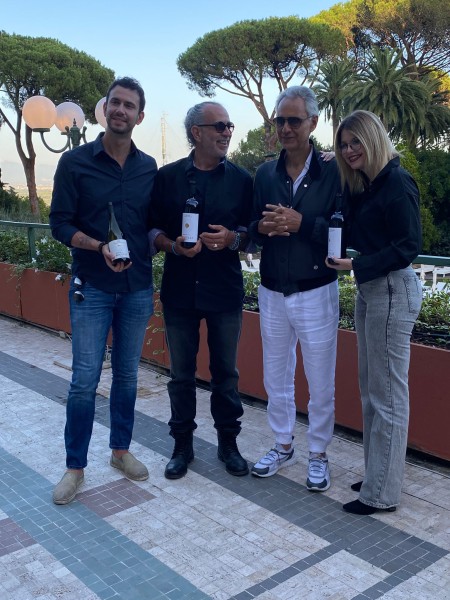 Andrea e Alberto Bocelli con due collaboratori Andrea e Alberto Bocelli con due collaboratori