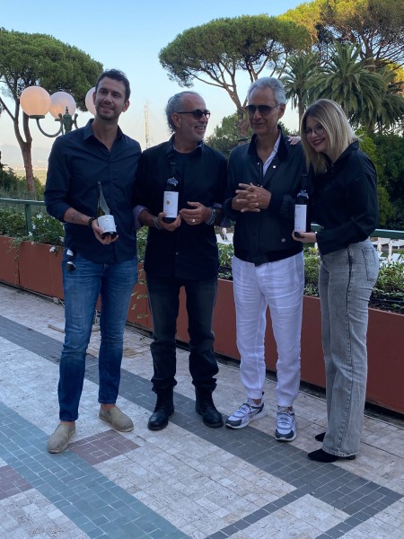 Andrea e Alberto Bocelli con due collaboratori