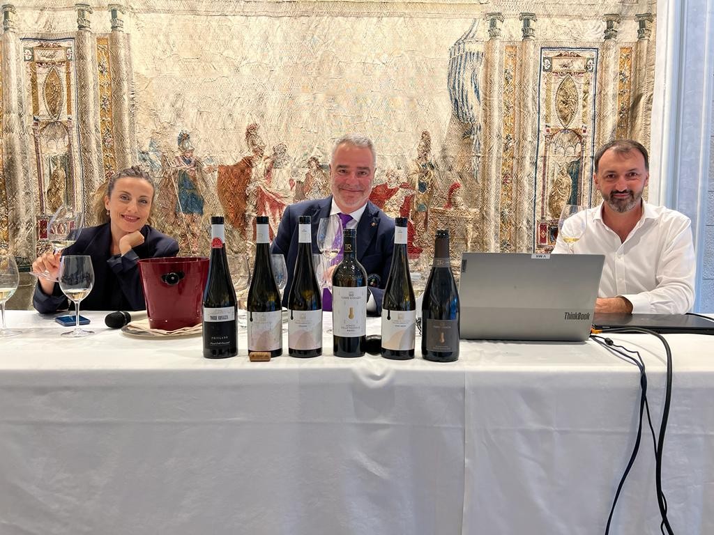 Antonella Imborgia Responsabile Comunicazione e Marketing, Paolo Lauciani di Fondazione Italiana Sommelier e Giovanni Casati Enologo