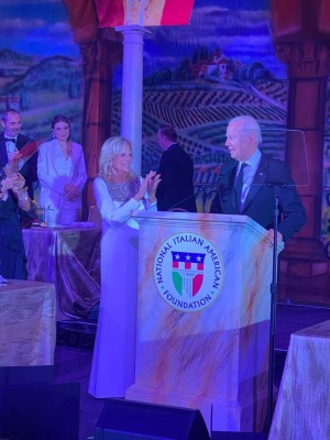 La Dottoressa Sara Farnetti sul palco insieme al Presidente Usa Joe Biden e alla First Lady Jill Biden