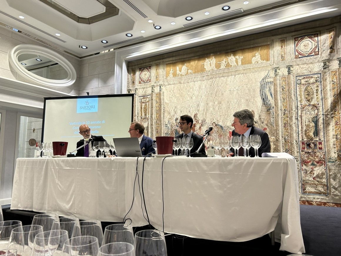 Luciano Mallozzi docente della Fondazione, Andrea Sartori proprietario, Luca Bonetti enologo residente e Franco Bernabei enologo dal 2000 Luciano Mallozzi docente della Fondazione, Andrea Sartori proprietario, Luca Bonetti enologo residente e Franco Bernabei enologo dal 2000