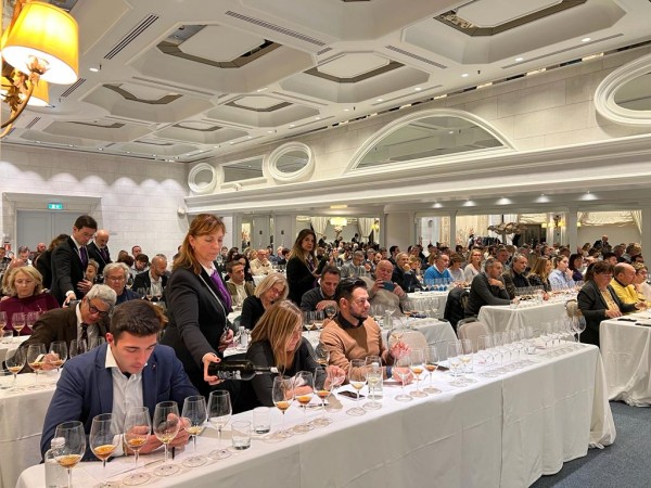I Sommelier della Fondazione Italiana Sommelier durante il servizio dei vini in degustazione I Sommelier della Fondazione Italiana Sommelier durante il servizio dei vini in degustazione