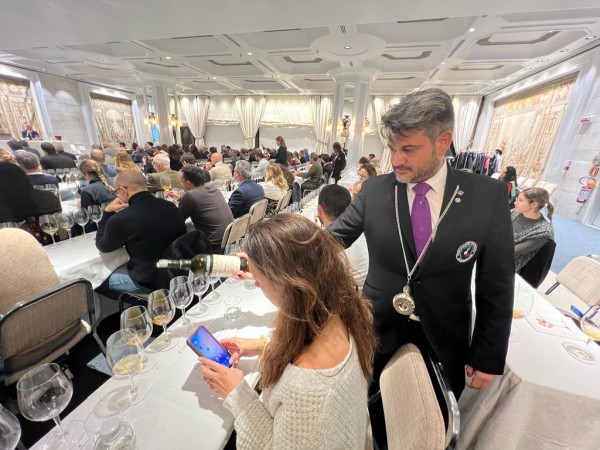 I Sommelier della Fondazione Italiana Sommelier durante il servizio dei vini in degustazione I Sommelier della Fondazione Italiana Sommelier durante il servizio dei vini in degustazione