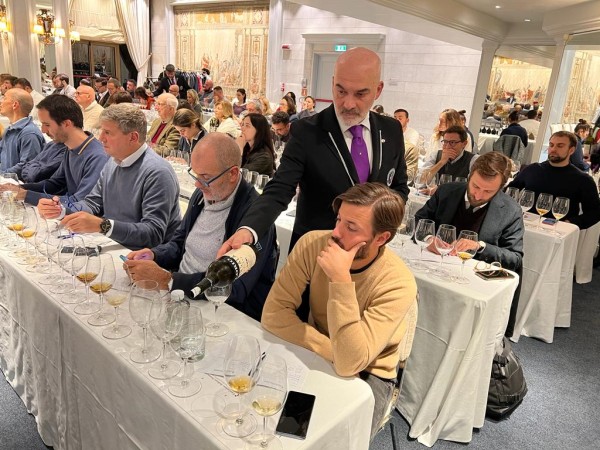 I Sommelier della Fondazione Italiana Sommelier durante il servizio dei vini in degustazione I Sommelier della Fondazione Italiana Sommelier durante il servizio dei vini in degustazione