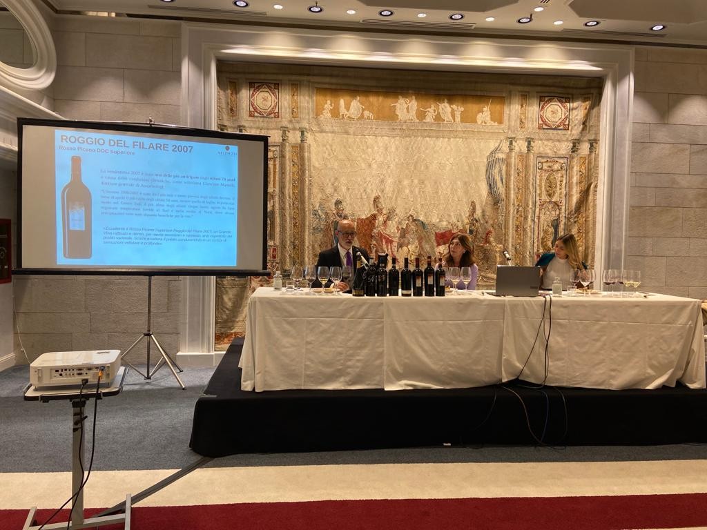 Luciano Mallozzi di Fondazione Italiana Sommelier, Angela Velenosi e sua figlia Marianna Velenosi Luciano Mallozzi di Fondazione Italiana Sommelier, Angela Velenosi e sua figlia Marianna Velenosi
