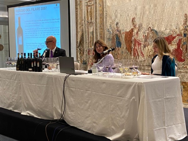 Luciano Mallozzi di Fondazione Italiana Sommelier, Angela Velenosi e sua figlia Marianna Velenosi