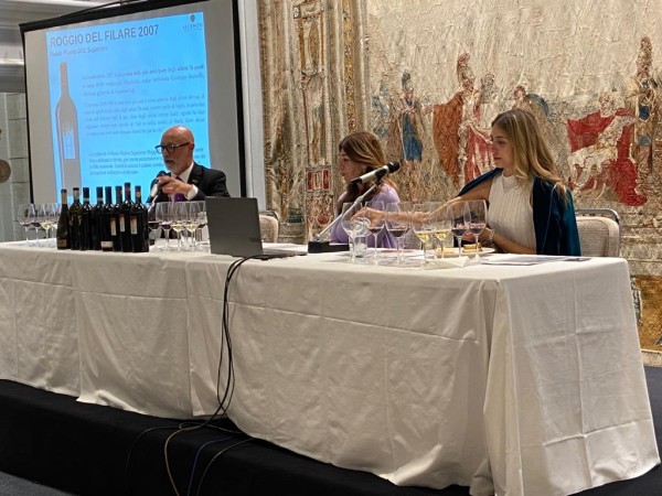 Luciano Mallozzi di Fondazione Italiana Sommelier, Angela Velenosi e sua figlia Marianna Velenosi Luciano Mallozzi di Fondazione Italiana Sommelier, Angela Velenosi e sua figlia Marianna Velenosi