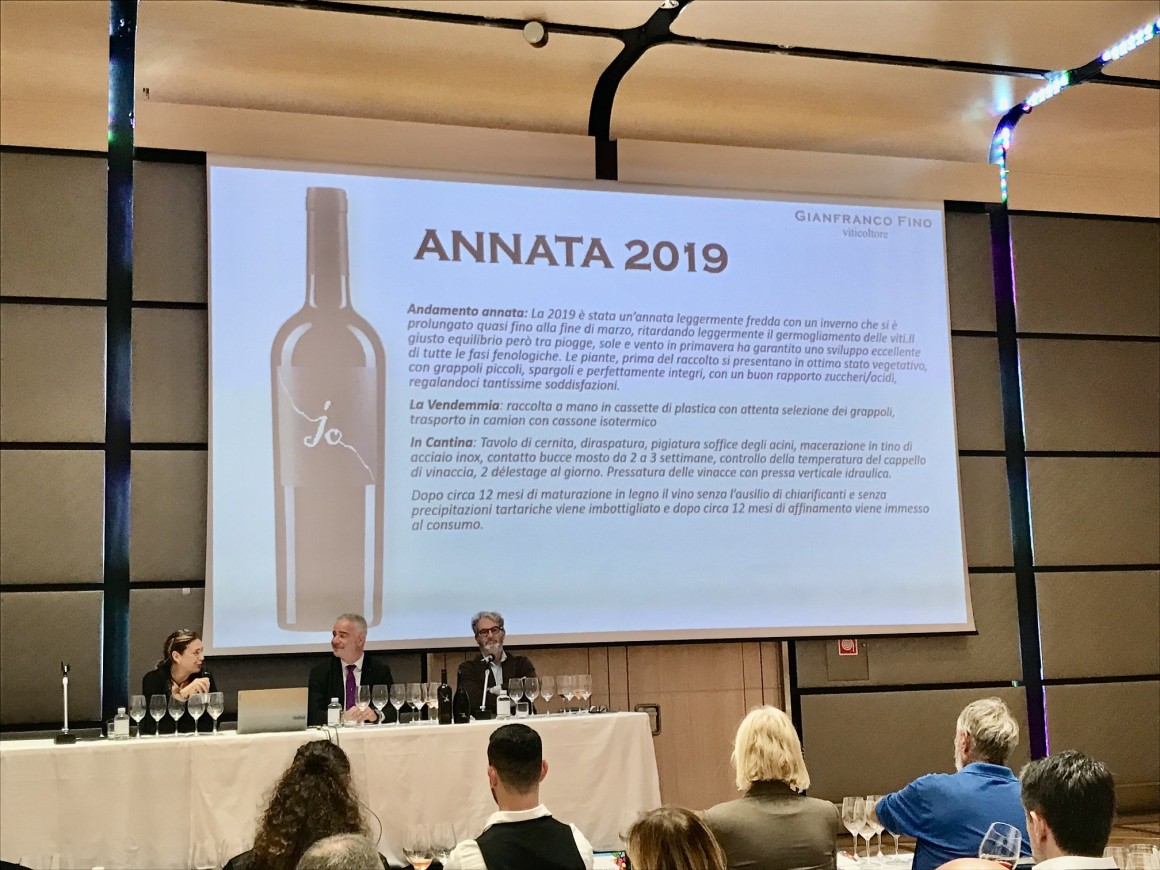 Simona Natale proprietaria, Paolo Lauciani docente di Fondazione Italiana Sommelier, Gianfranco Fino proprietario Simona Natale proprietaria, Paolo Lauciani docente di Fondazione Italiana Sommelier, Gianfranco Fino proprietario