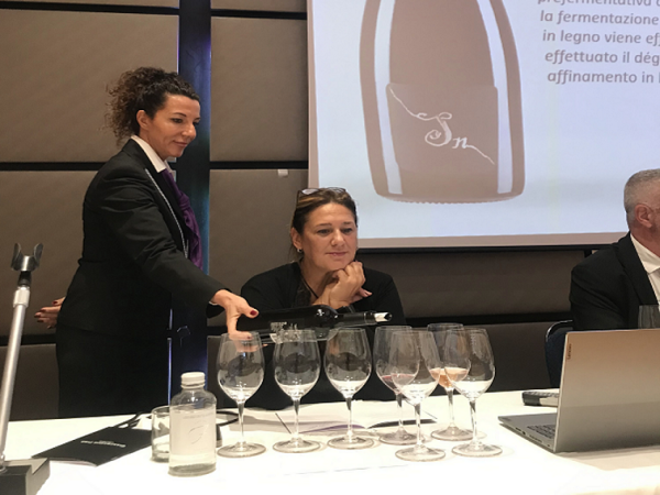 Il servizio dei vini in degustazione Il servizio dei vini in degustazione