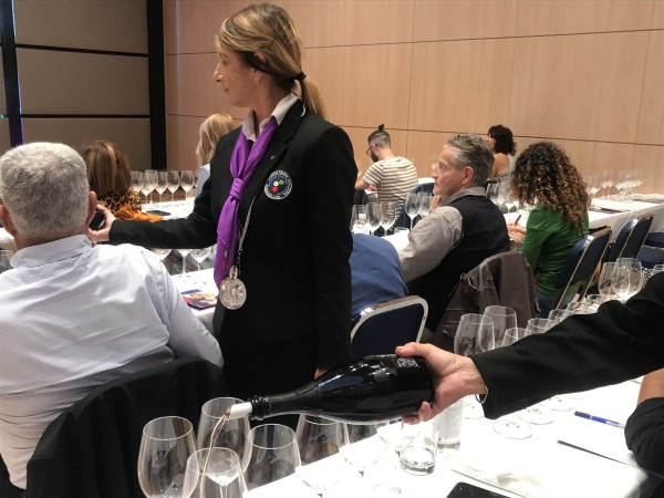 Il servizio dei vini in degustazione Il servizio dei vini in degustazione