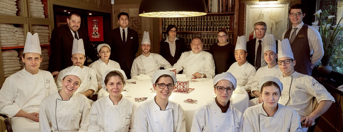Gianfranco Vissani circondato da tutto lo staff del suo ristorante Gianfranco Vissani circondato da tutto lo staff del suo ristorante