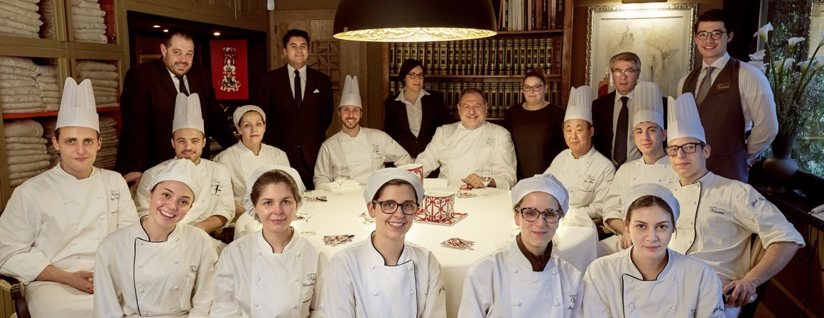 Gianfranco Vissani circondato da tutto lo staff del suo ristorante