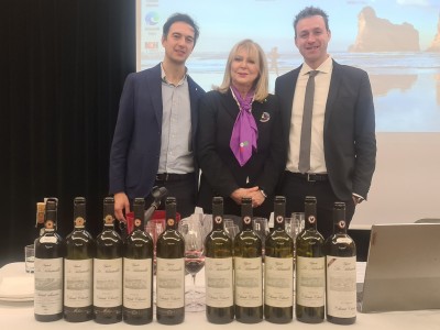 Daniela Scrobogna, docente di Fondazione Italiana Sommelier, insieme al Direttore d'azienda Alessandro Zanetta e all'Enologo Francesco Bruni