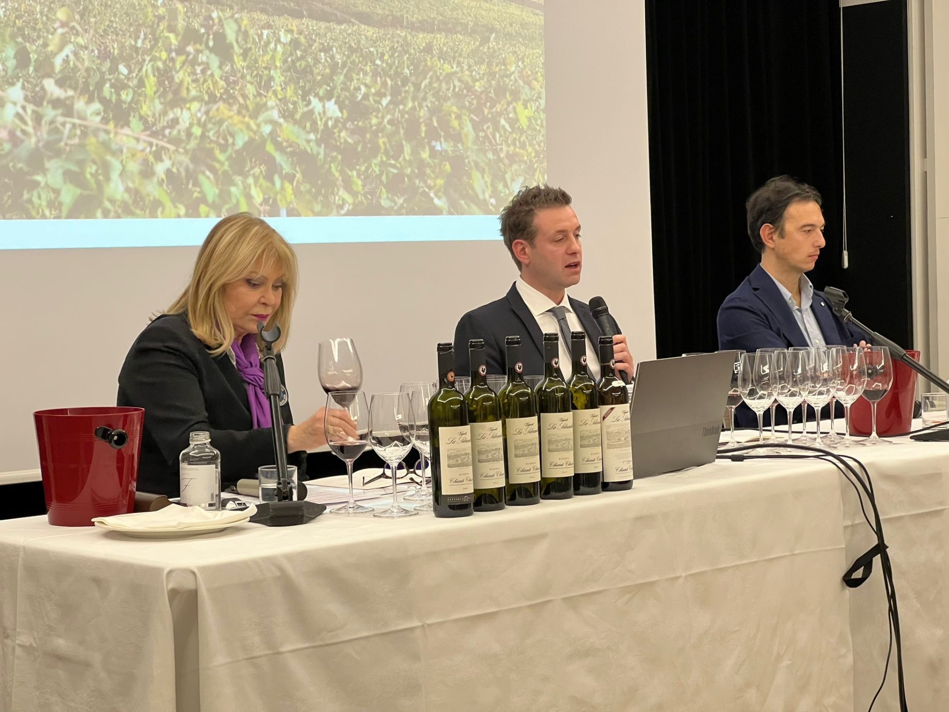 Daniela Scrobogna, docente di Fondazione Italiana Sommelier insieme al Direttore d'azienda Alessandro Zanetta e all'Enologo Francesco Bruni Daniela Scrobogna, docente di Fondazione Italiana Sommelier insieme al Direttore d'azienda Alessandro Zanetta e all'Enologo Francesco Bruni
