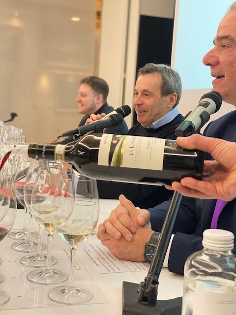 Paolo Lauciani, docente della Fondazione Italiana Sommelier, Bruno Cordero Enologo e Simone di Giosia Responsabile Commerciale Paolo Lauciani, docente della Fondazione Italiana Sommelier, Bruno Cordero Enologo e Simone di Giosia Responsabile Commerciale