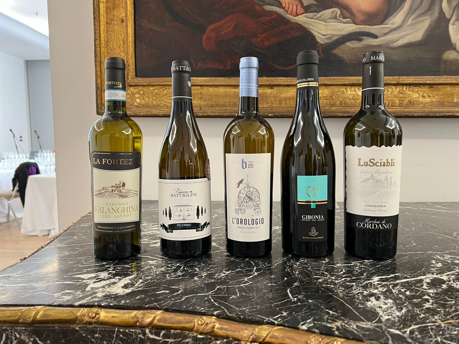 Le etichette dei vini bianchi in degustazione