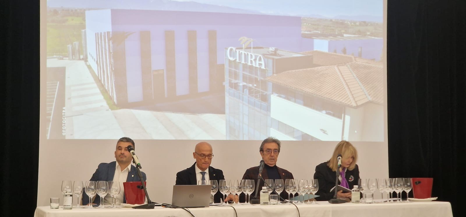 Daniela Scrobogna, Docente della Fondazione Italiana Sommelier, Licio Colantuono, Presidente Nododivino e l’enologo Riccardo Cotarella e Davide Dias, responabile area tecnici