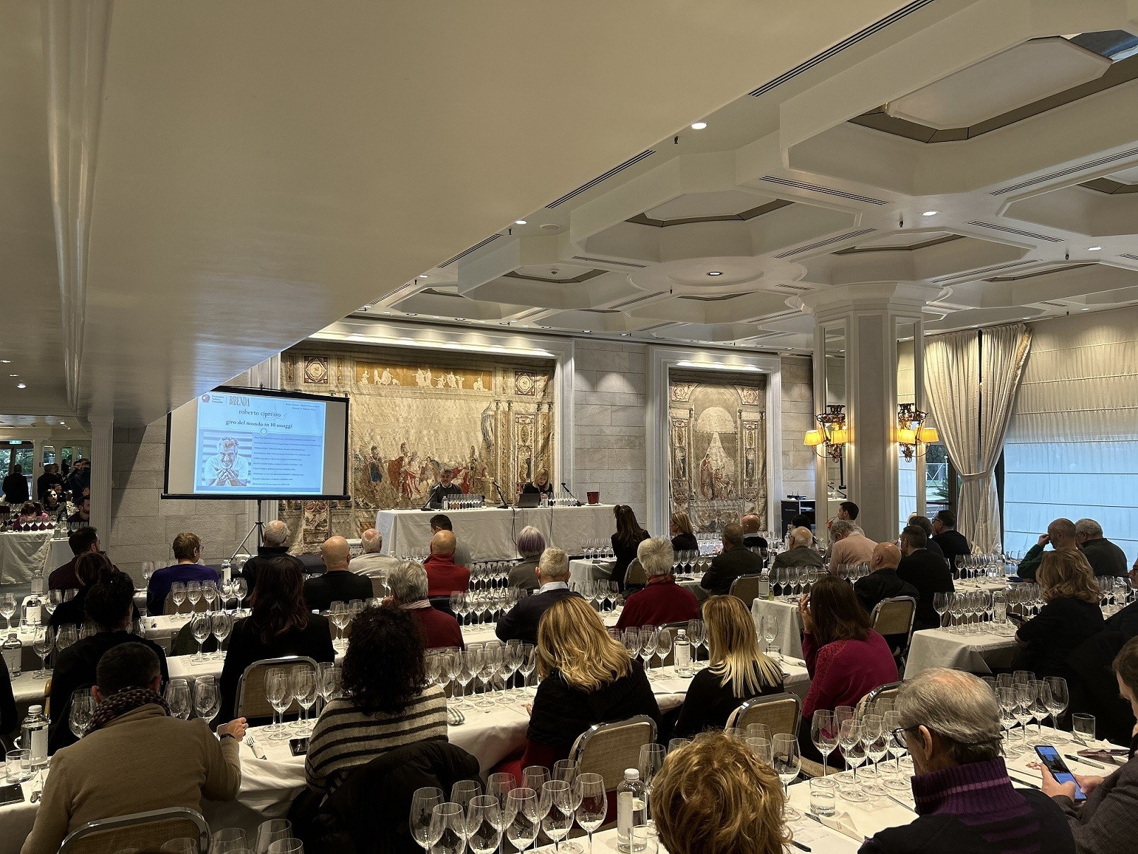 Panoramica della sala di degustazione Panoramica della sala di degustazione