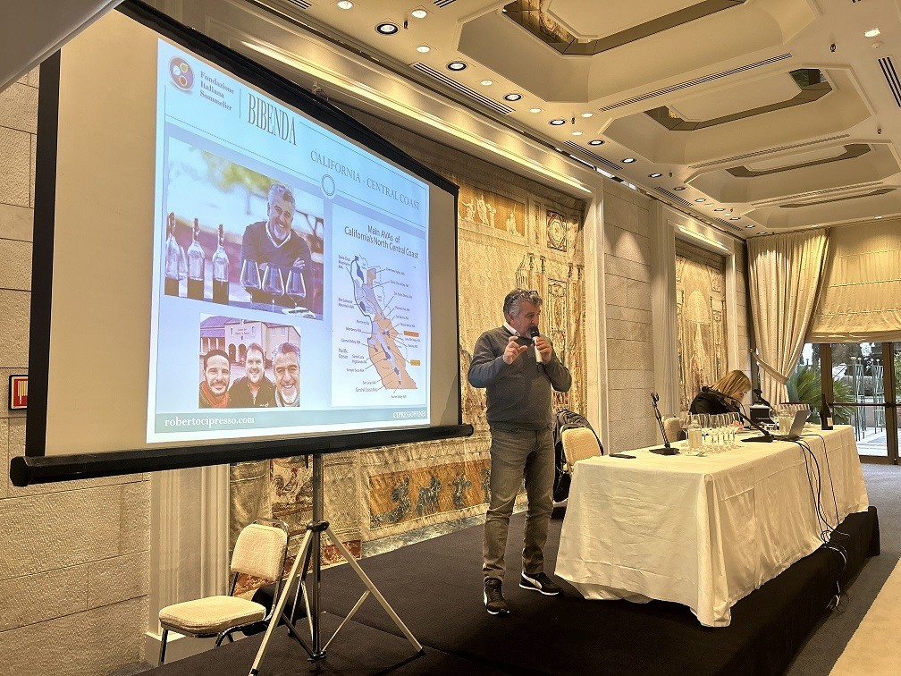 Roberto Cipresso, proprietario dell'azienda e Daniela Scrobogna Docente della Fondazione Italiana Sommelier Roberto Cipresso, proprietario dell'azienda e Daniela Scrobogna Docente della Fondazione Italiana Sommelier