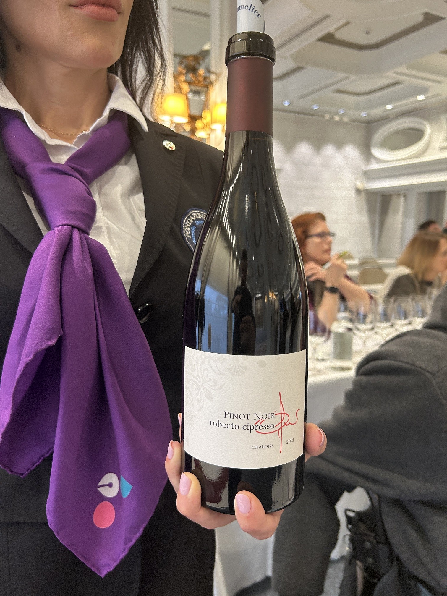 Sommelier della Fondazione Italiana Sommelier con l'etichetta in degustazione Sommelier della Fondazione Italiana Sommelier con l'etichetta in degustazione