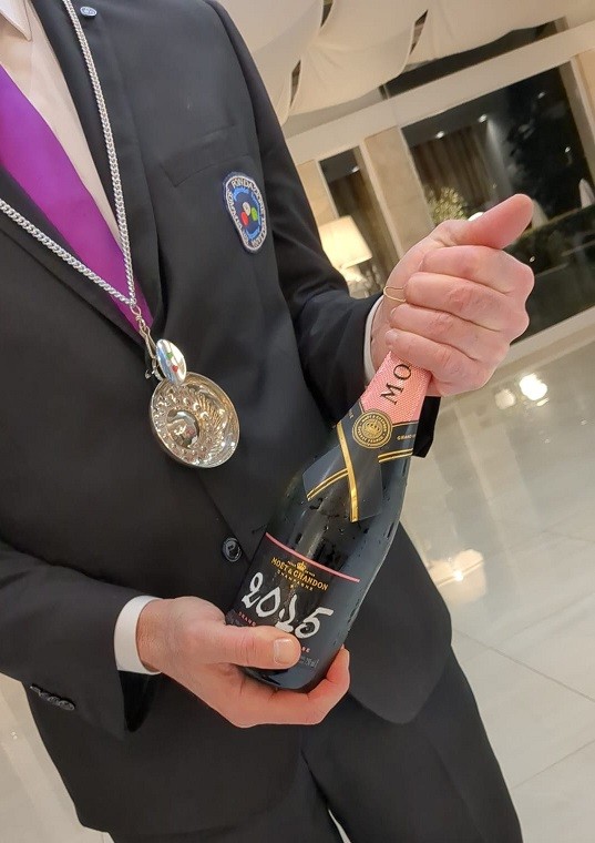 Sommelier della Fondazione Italiana Sommelier con l'etichetta in degustazione