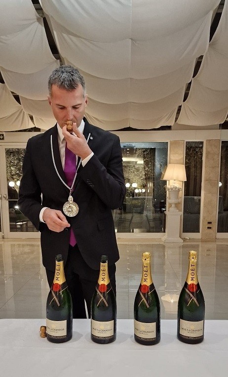 Sommelier della Fondazione Italiana Sommelier con l'etichetta in degustazione