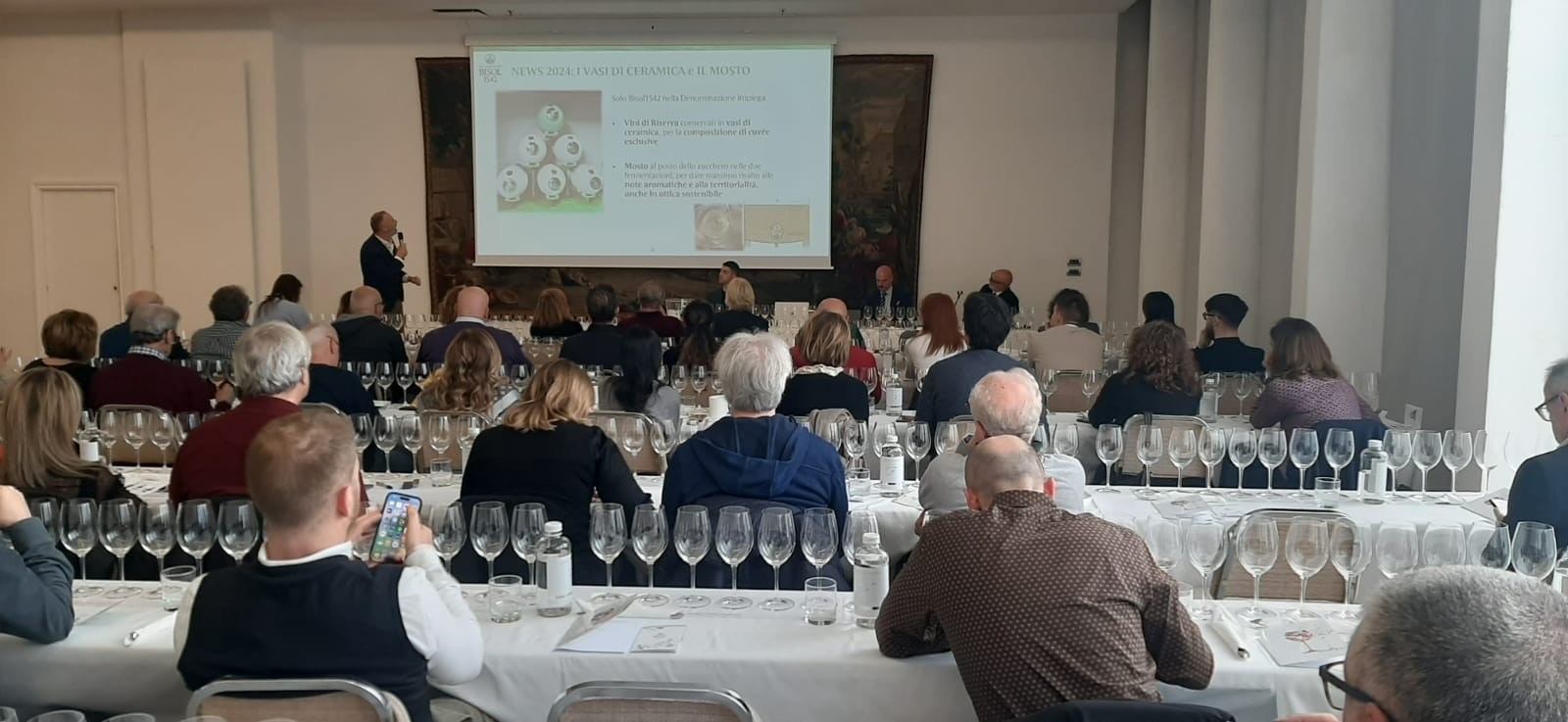 Panoramica della sala di degustazione Panoramica della sala di degustazione