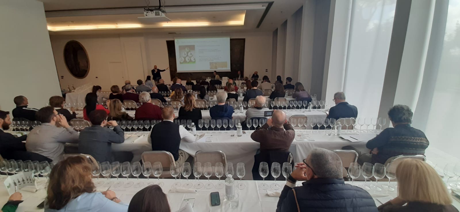 Panoramica della sala di degustazione Panoramica della sala di degustazione