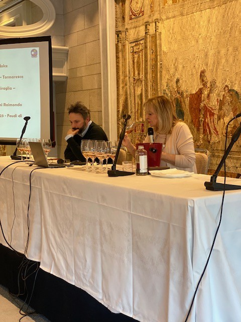 Antonio Capaldo di Feudi San Gregorio e Daniela Scrobogna di Fondazione Italiano Sommelier Antonio Capaldo di Feudi San Gregorio e Daniela Scrobogna di Fondazione Italiano Sommelier