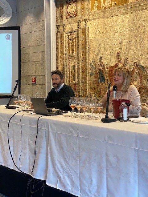 Antonio Capaldo di Feudi San Gregorio e Daniela Scrobogna di Fondazione Italiano Sommelier Antonio Capaldo di Feudi San Gregorio e Daniela Scrobogna di Fondazione Italiano Sommelier